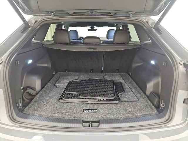 Used 2025 Volkswagen Atlas Cross Sport SEL R-Line image 32