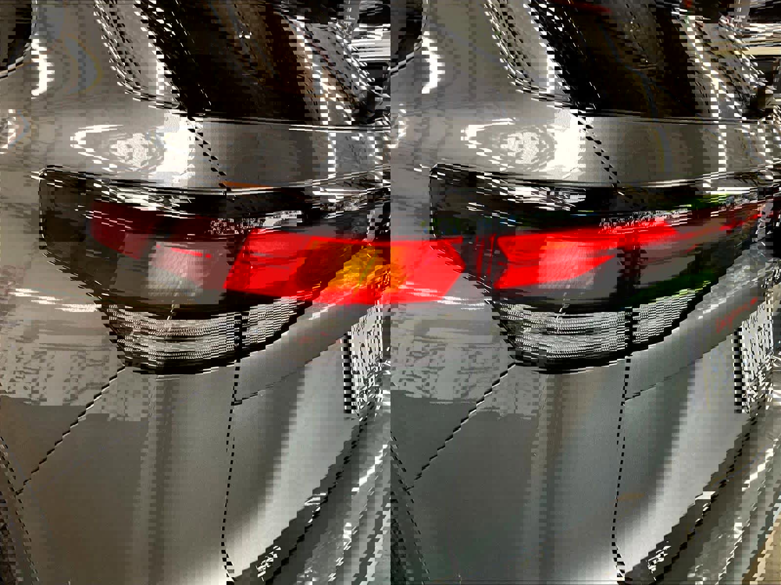 Used 2025 Volkswagen Tiguan SE w/ Panoramic Sunroof Package image 31