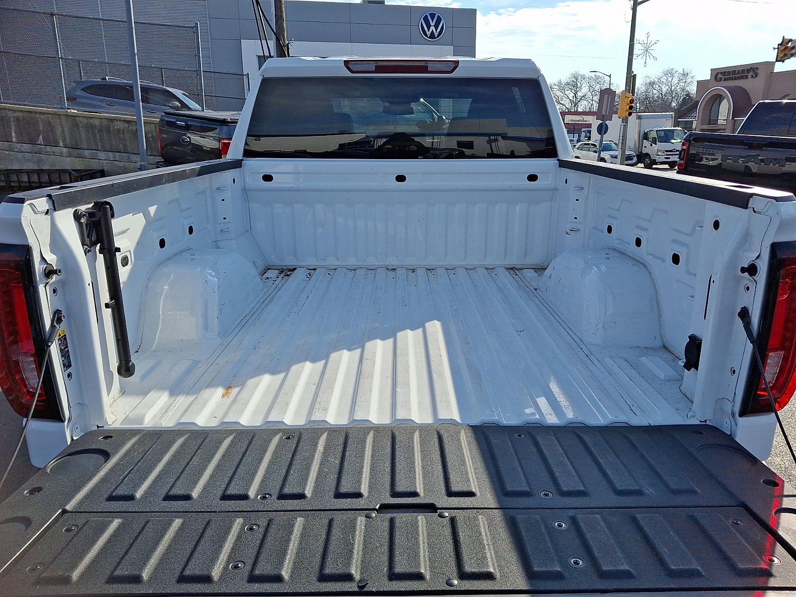 Certified 2025 GMC Sierra 1500 SLT image 30