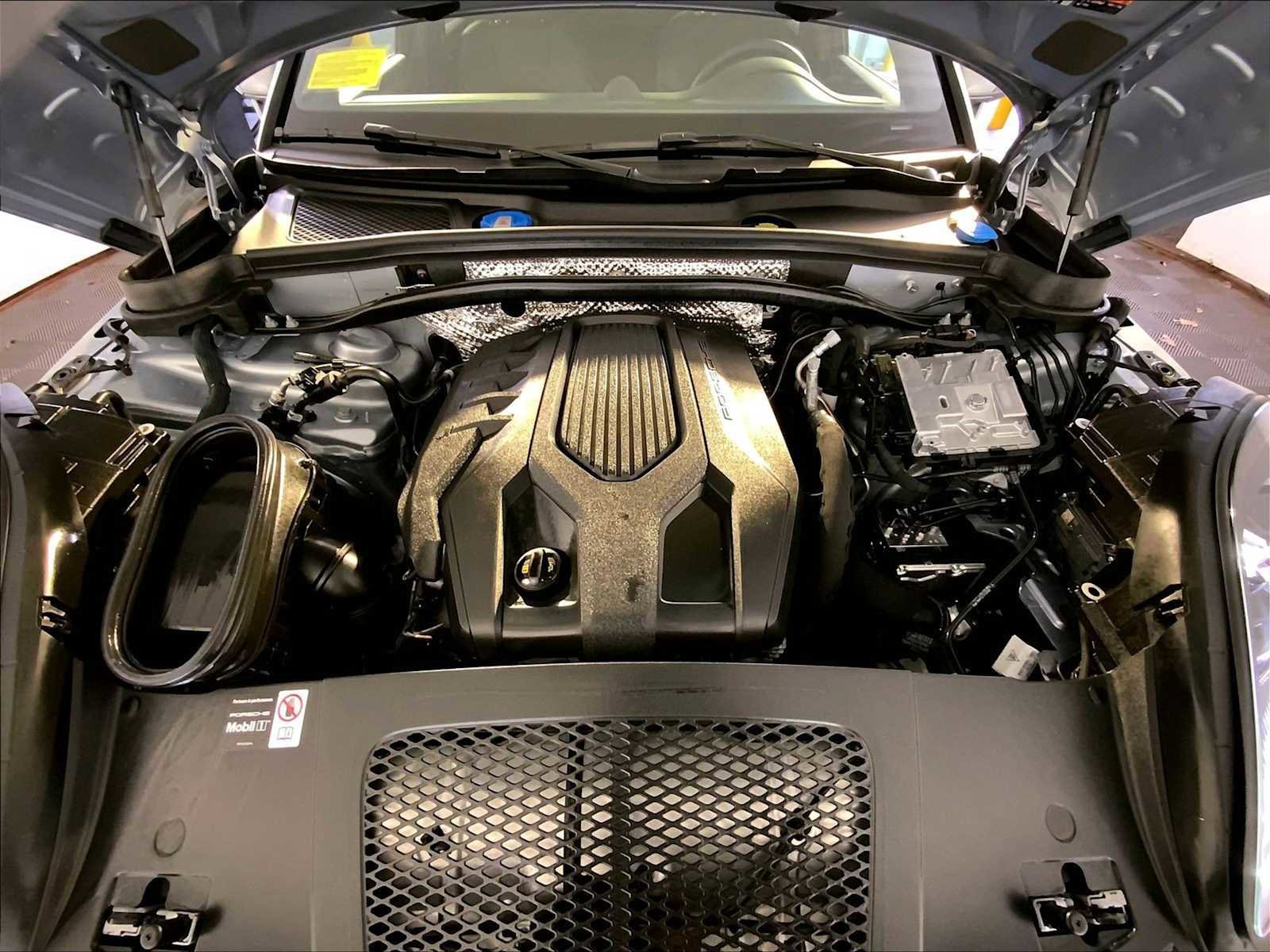 Certified 2025 Porsche Macan image 32