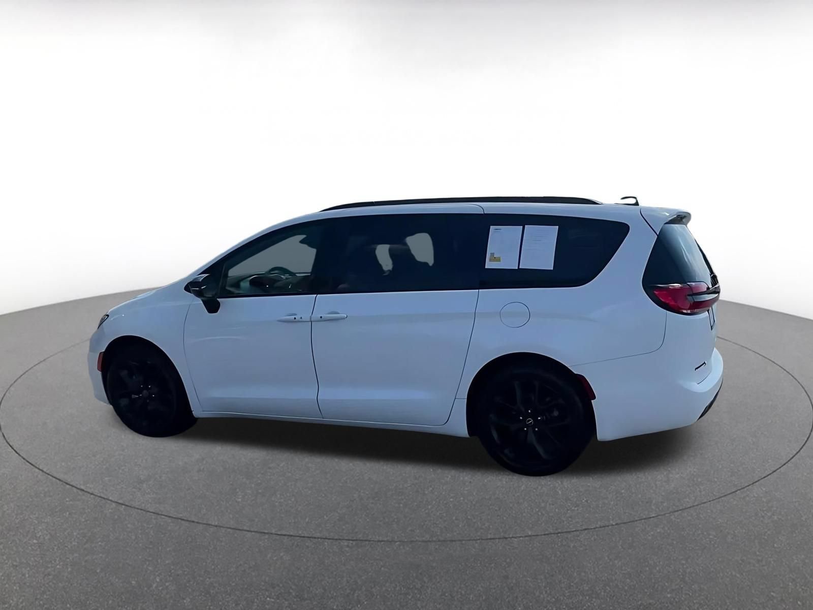 Used 2025 Chrysler Pacifica Limited FWD image 8
