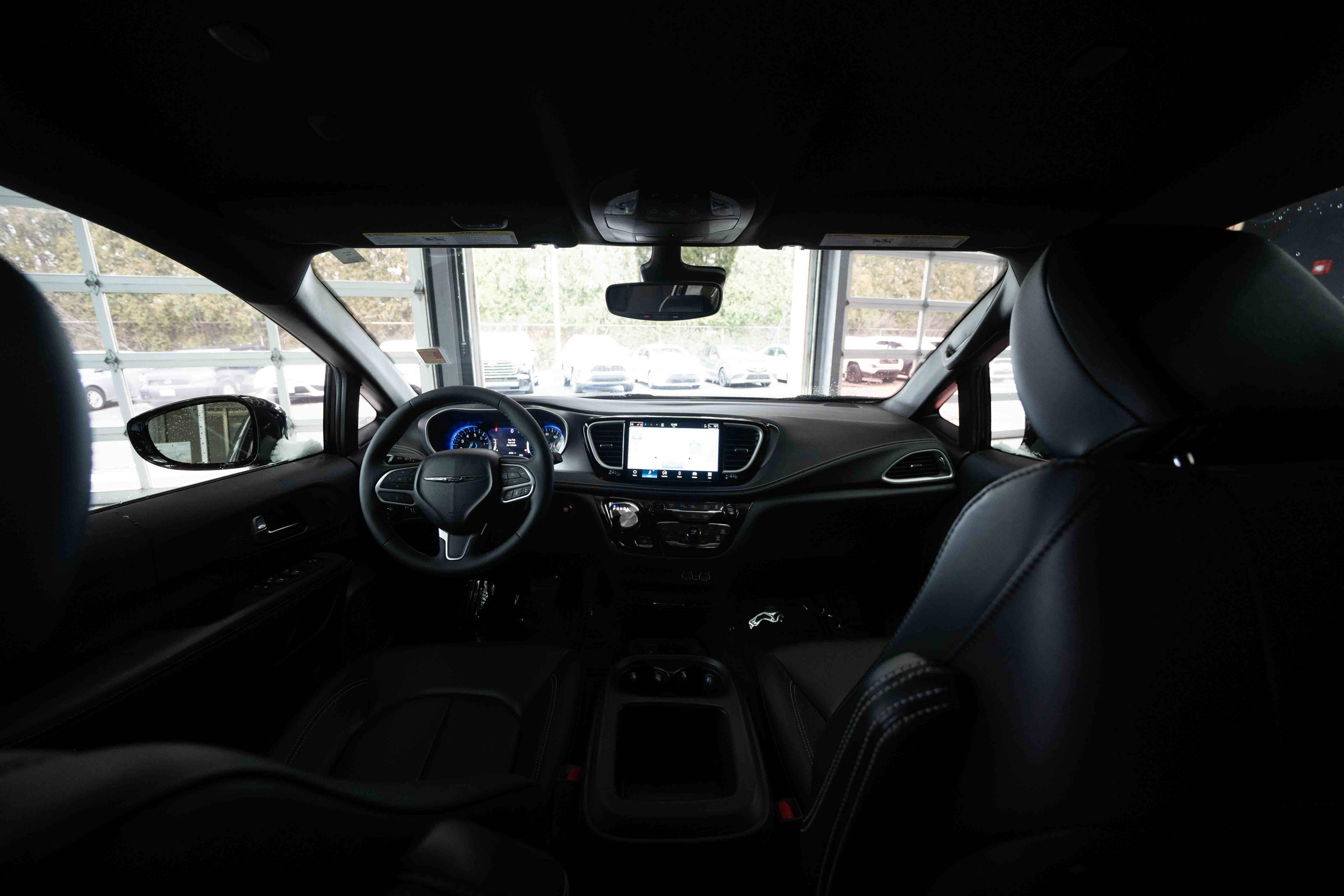 Used 2025 Chrysler Pacifica Select image 19