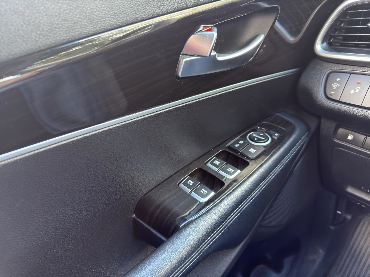 Used 2019 Kia Sorento AWD image 12