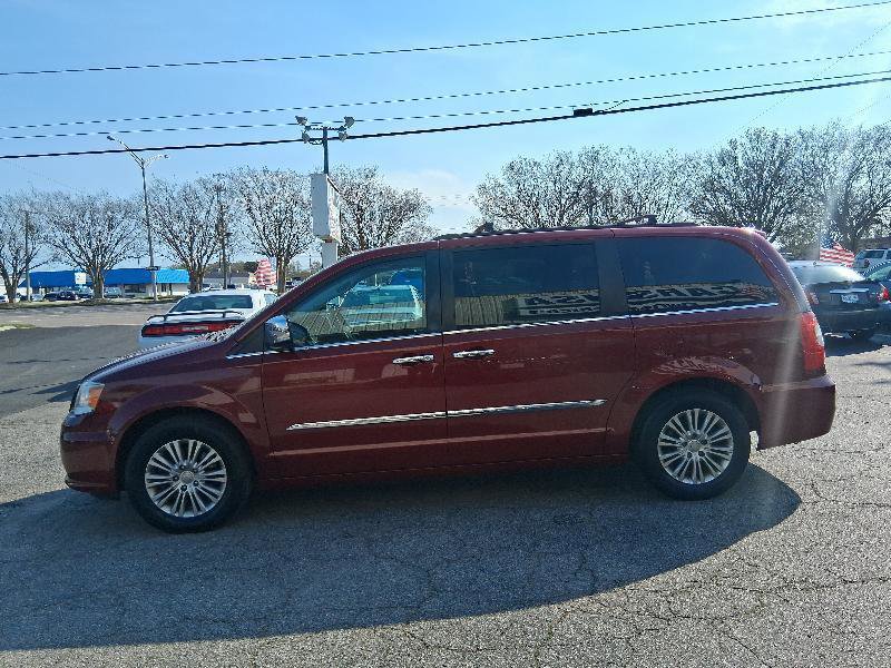 Used 2015 Chrysler Town & Country Touring-L w/ Driver Convenience Group image 5
