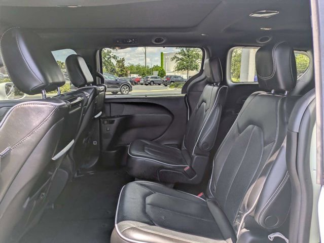 Used 2022 Chrysler Pacifica Limited w/ Uconnect Theater Family Group FWD image 15