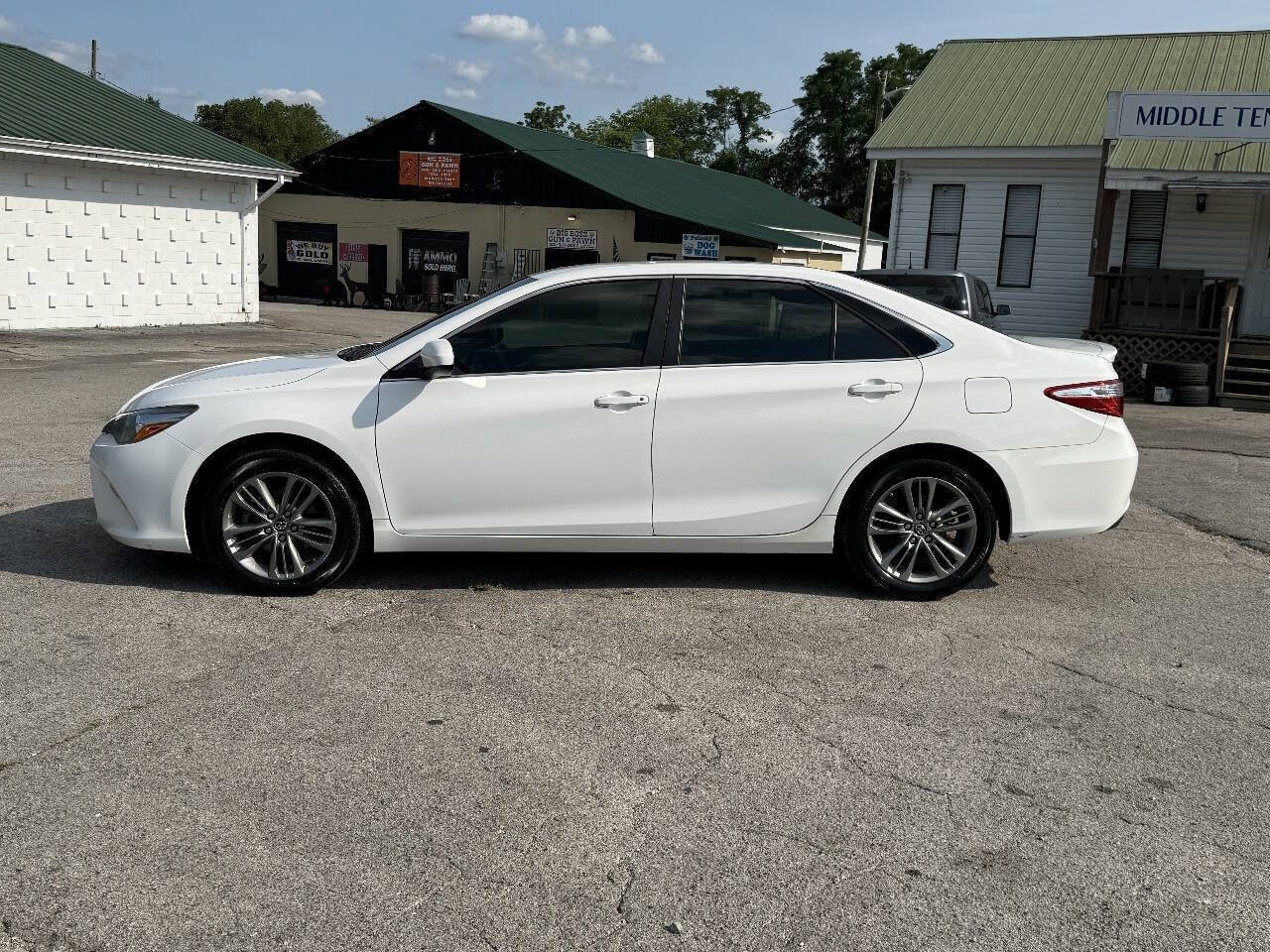 Used 2017 Toyota Camry SE FWD image 3