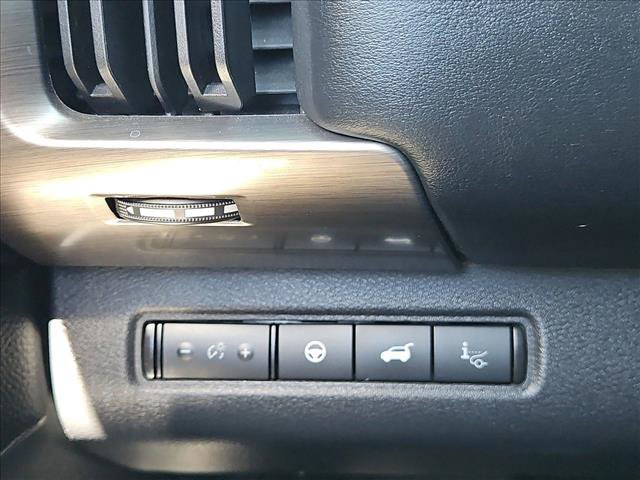 Used 2023 Nissan Pathfinder Platinum w/ Black Appearance Package FWD image 17