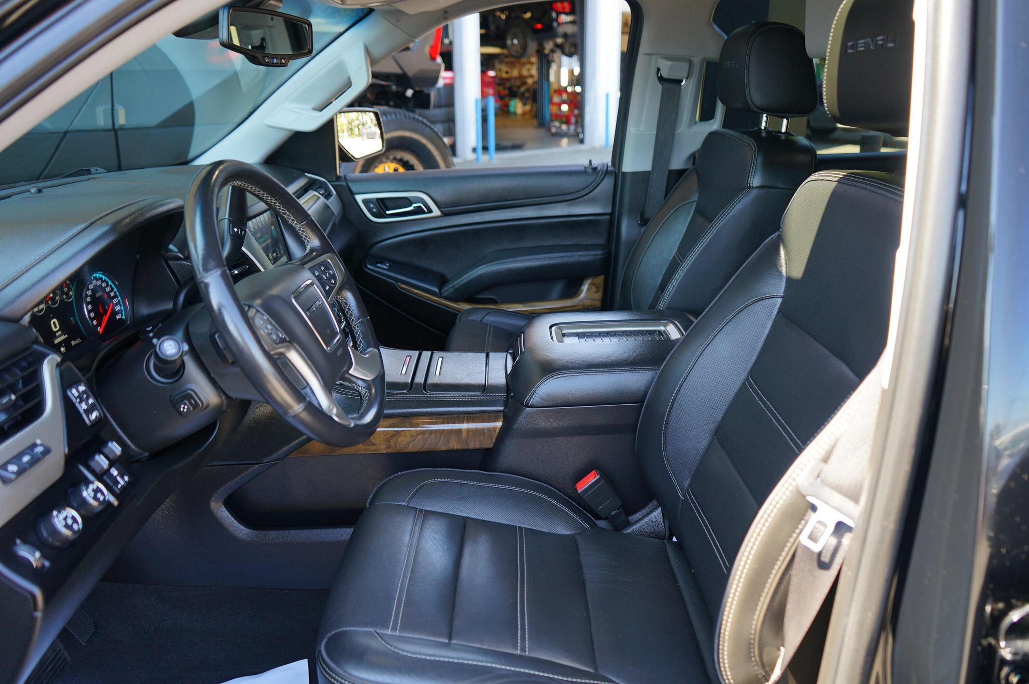 Used 2019 GMC Yukon XL Denali w/ Denali Ultimate Package AWD/4WD image 15