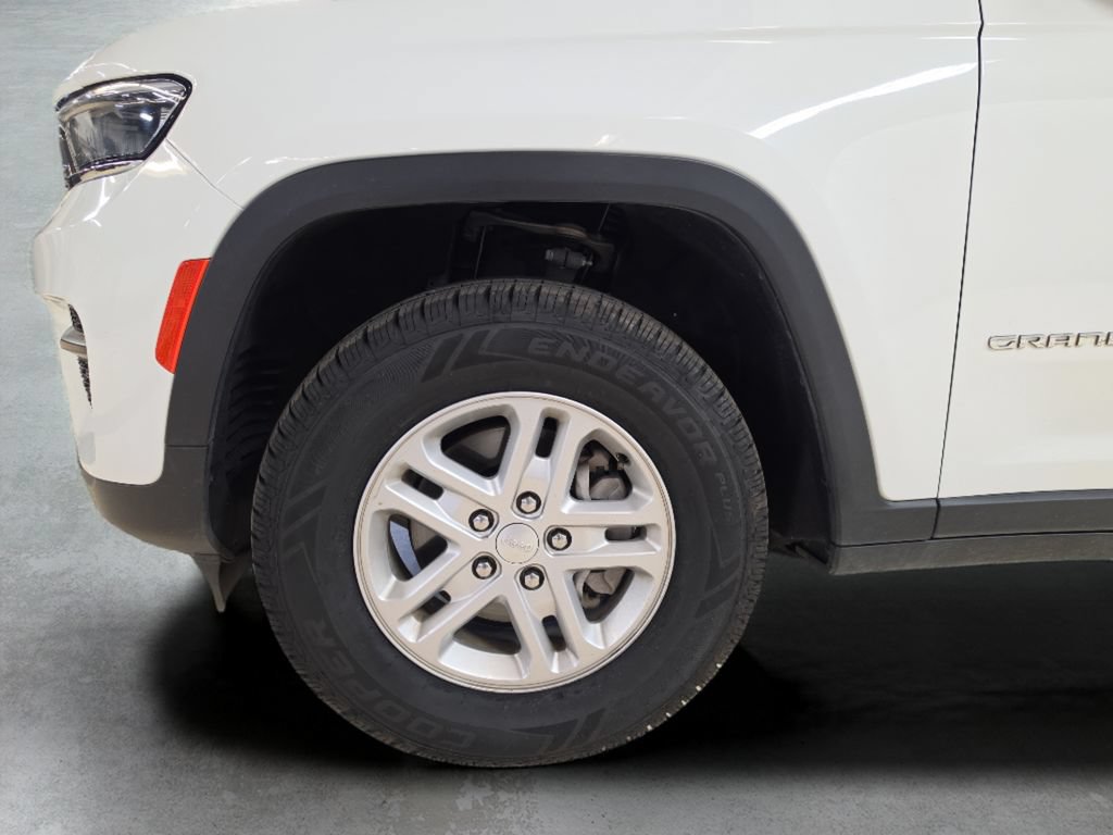 Used 2023 Jeep Grand Cherokee Laredo AWD/4WD image 25