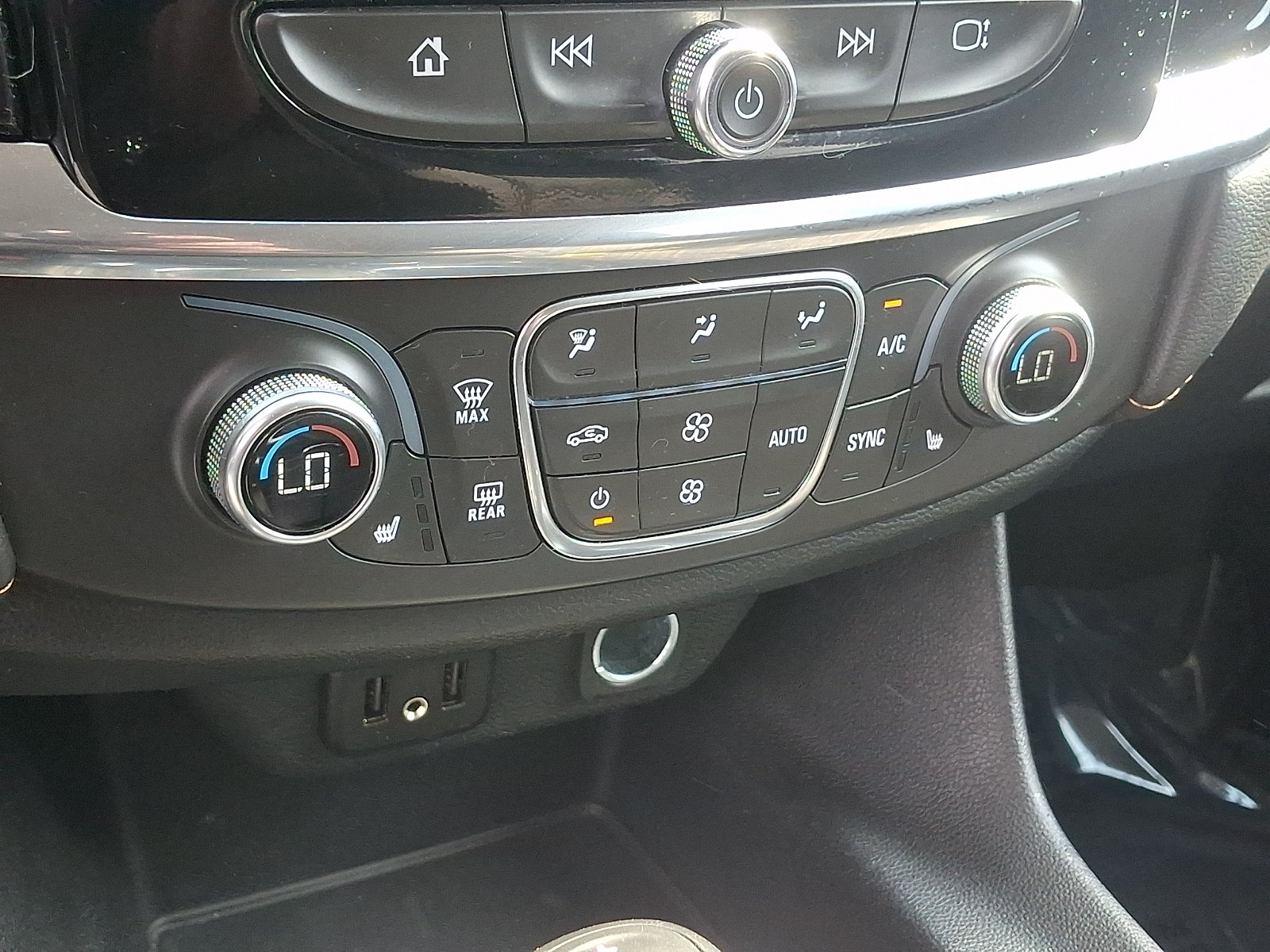 Used 2020 Chevrolet Traverse LT w/ LPO, Floor Liner Package AWD/4WD image 15