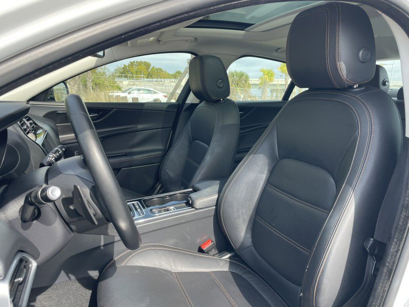 Used 2017 Jaguar XE Prestige image 2