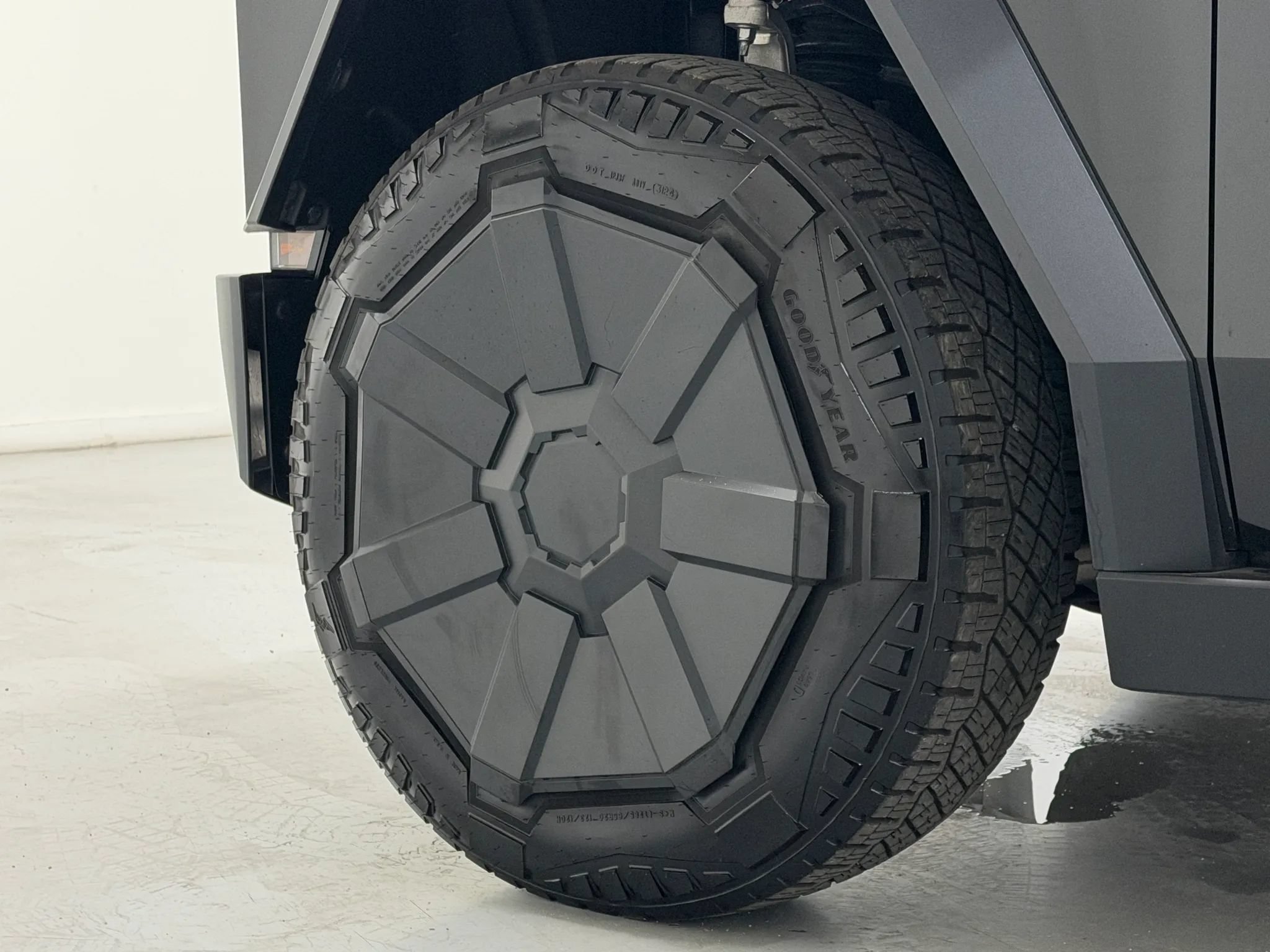 Used 2025 Tesla Cybertruck 2WD Crew Cab image 90