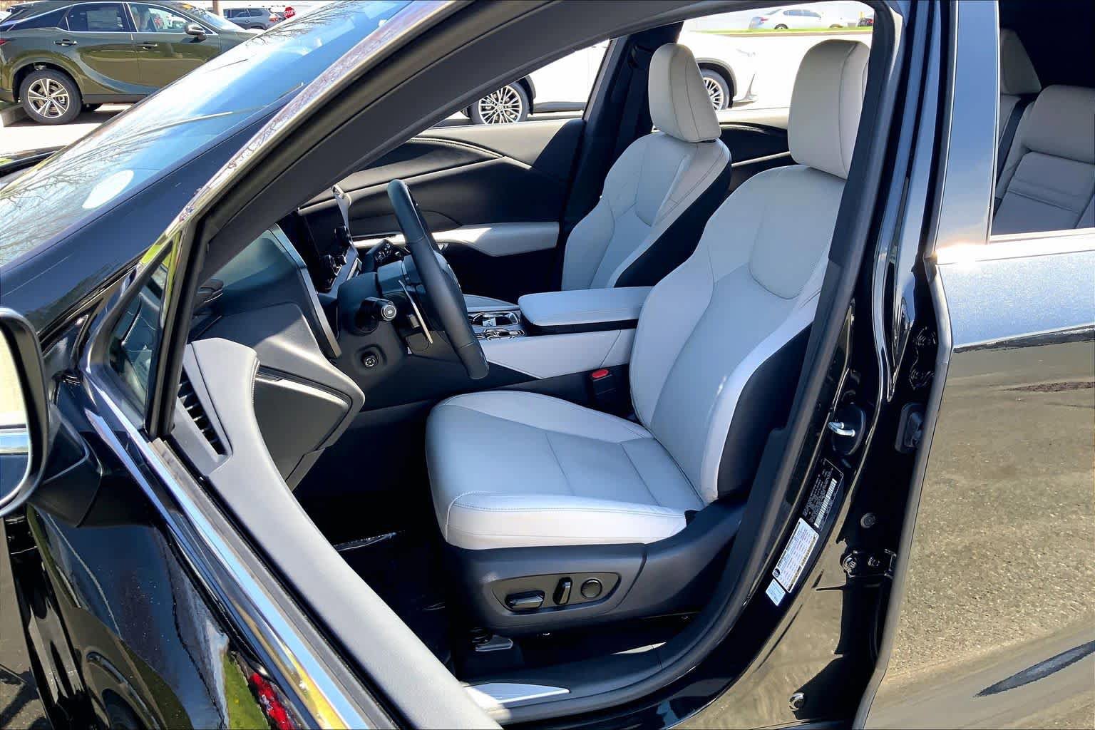 Used 2025 Lexus RX 350 Premium w/ Accessory Package AWD/4WD image 8