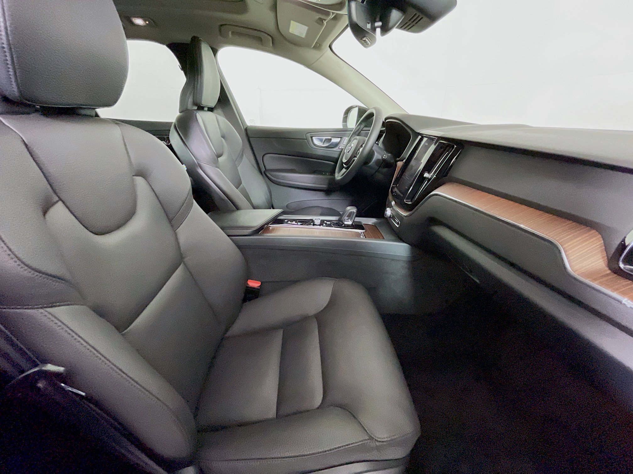 Used 2023 Volvo XC60 T8 Plus image 32