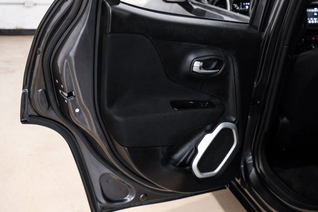 Used 2018 Jeep Renegade Latitude FWD image 48