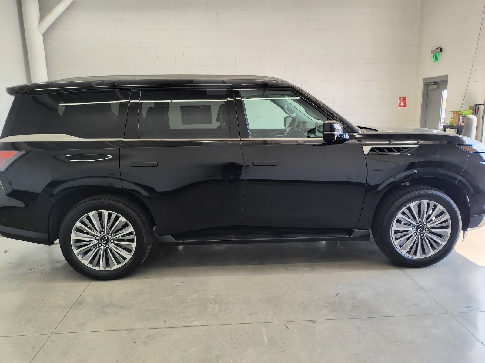 New 2025 INFINITI QX80 Luxe image 6