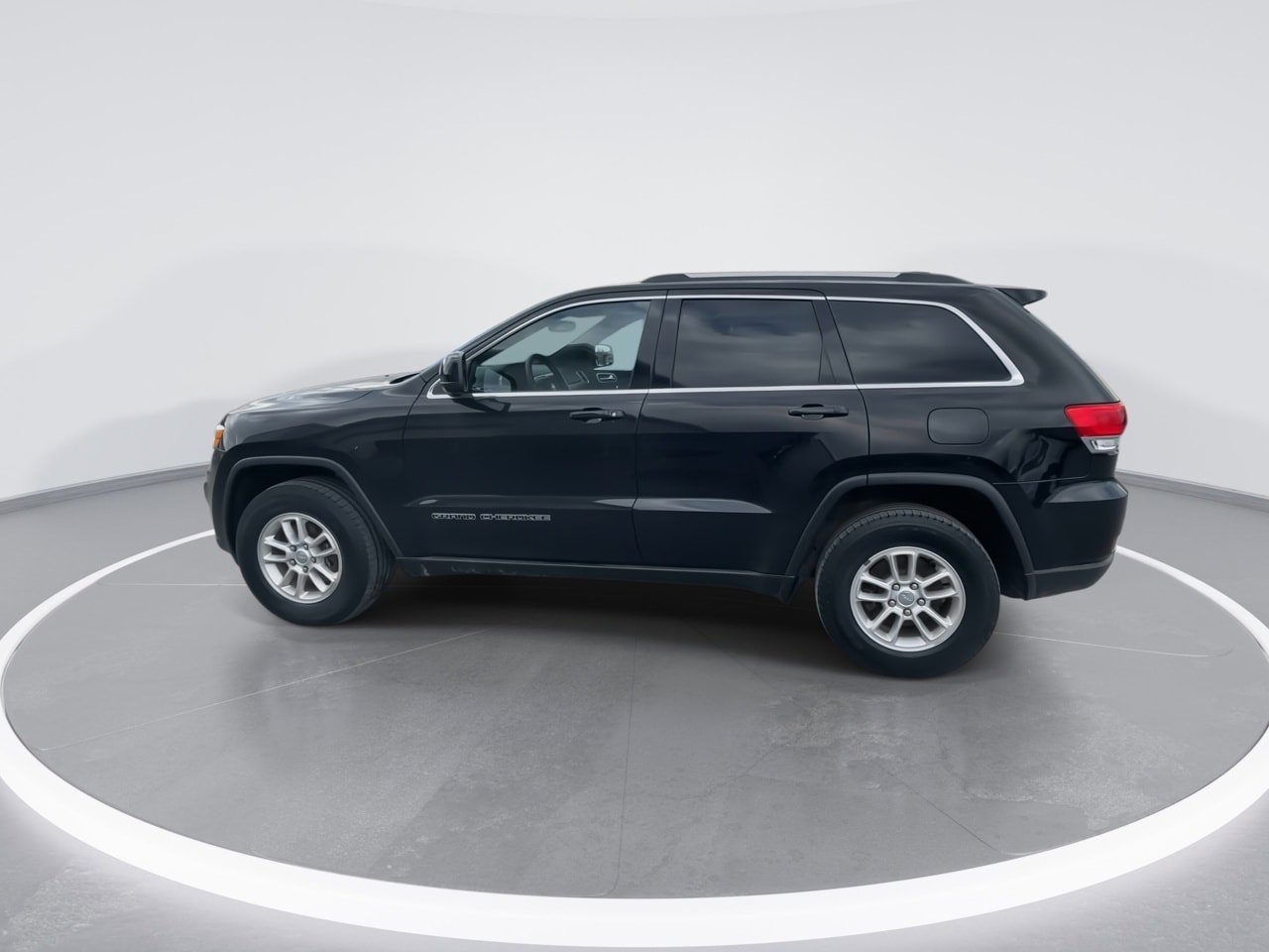 Used 2019 Jeep Grand Cherokee Laredo image 5