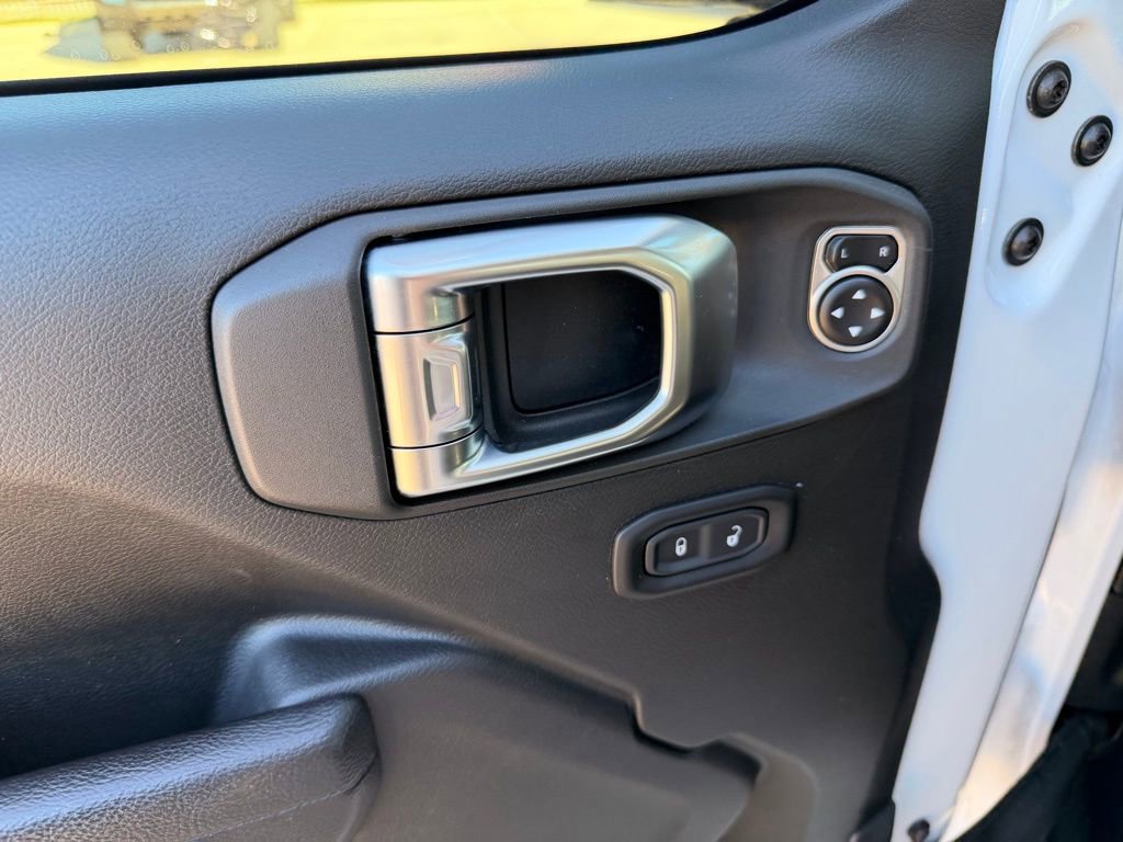 Used 2024 Jeep Wrangler Unlimited Rubicon w/ Technology Group image 17