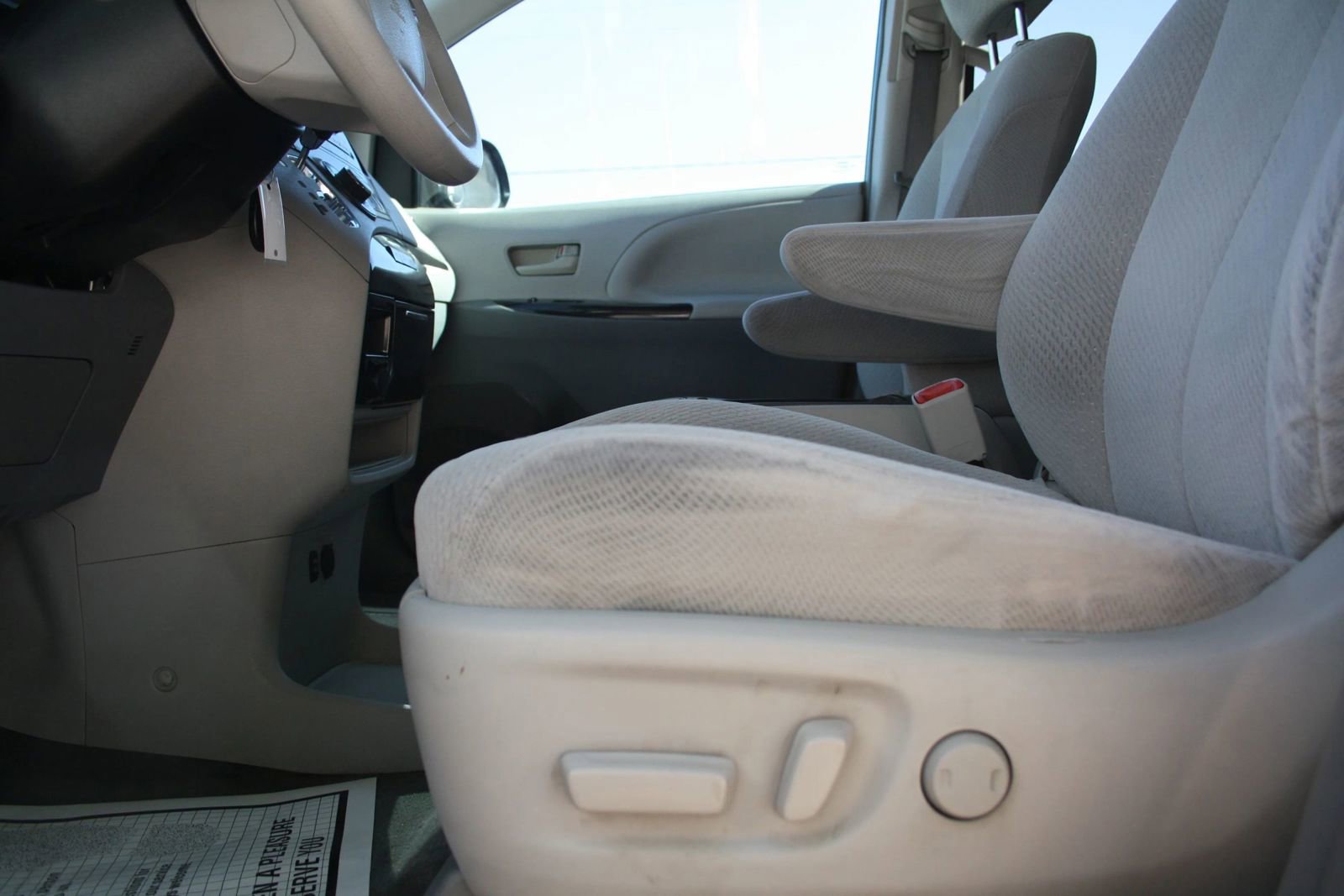 Used 2014 Toyota Sienna LE FWD image 18