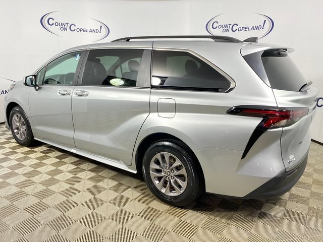 Certified 2025 Toyota Sienna XLE FWD image 4