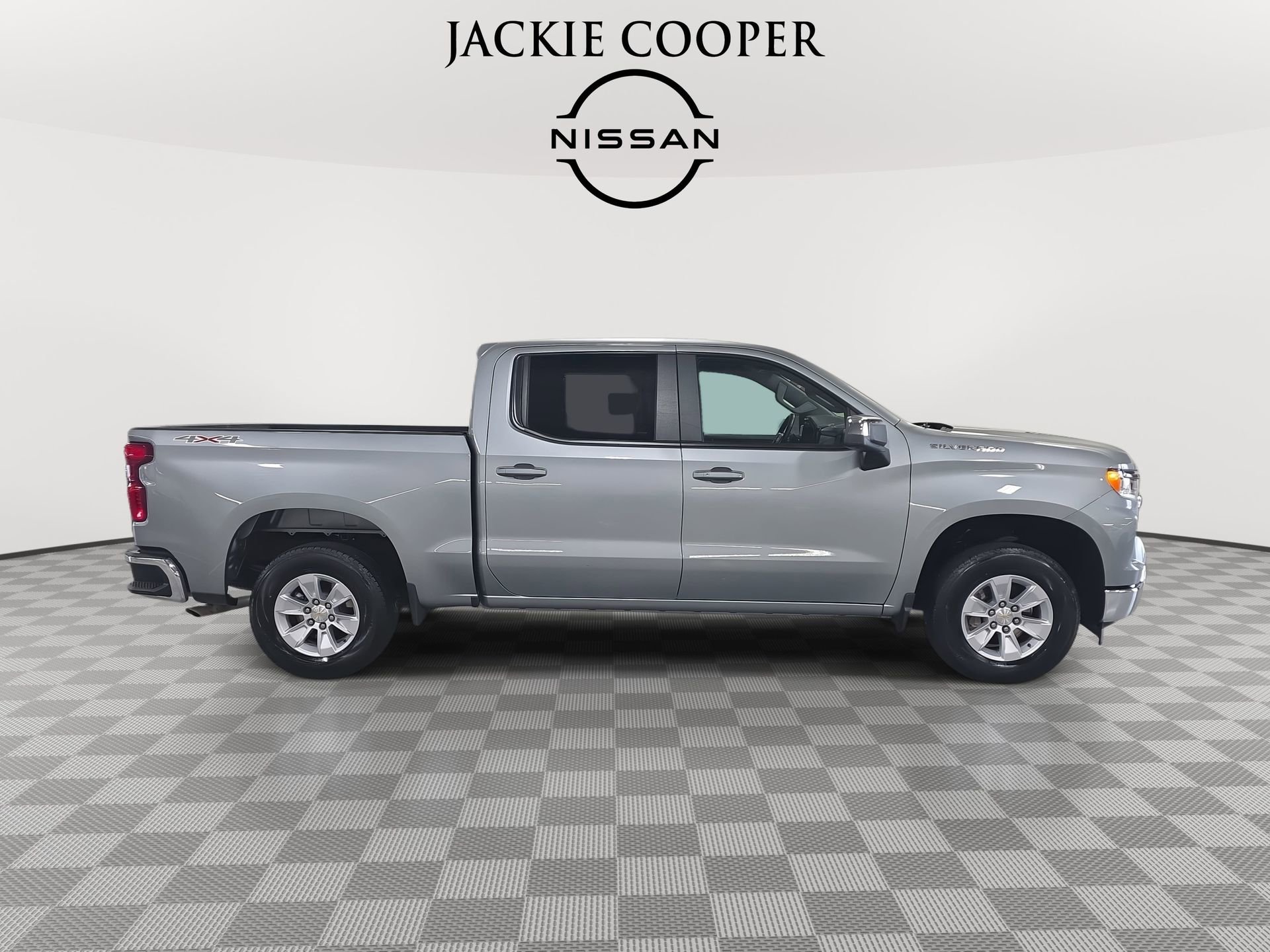 Used 2025 Chevrolet Silverado 1500 LT image 4