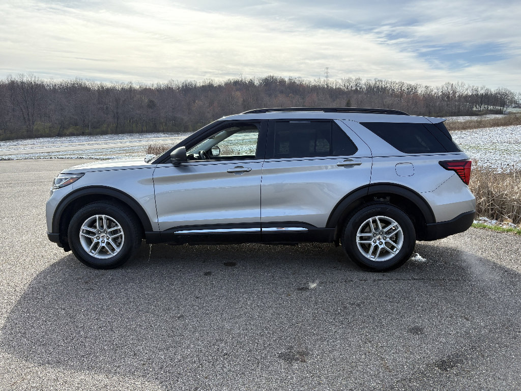 Used 2025 Ford Explorer Active image 2