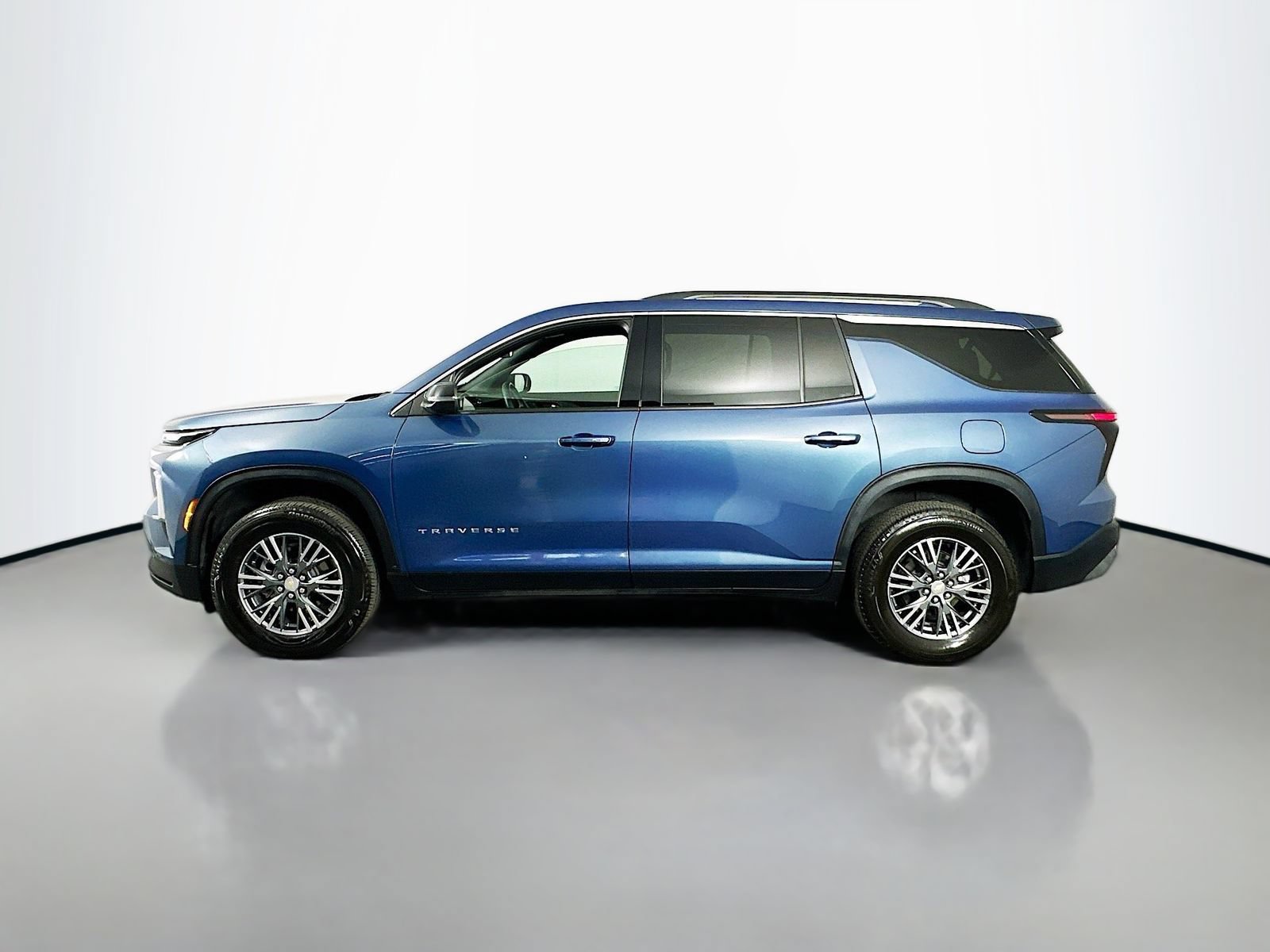 Used 2025 Chevrolet Traverse LT AWD/4WD image 4