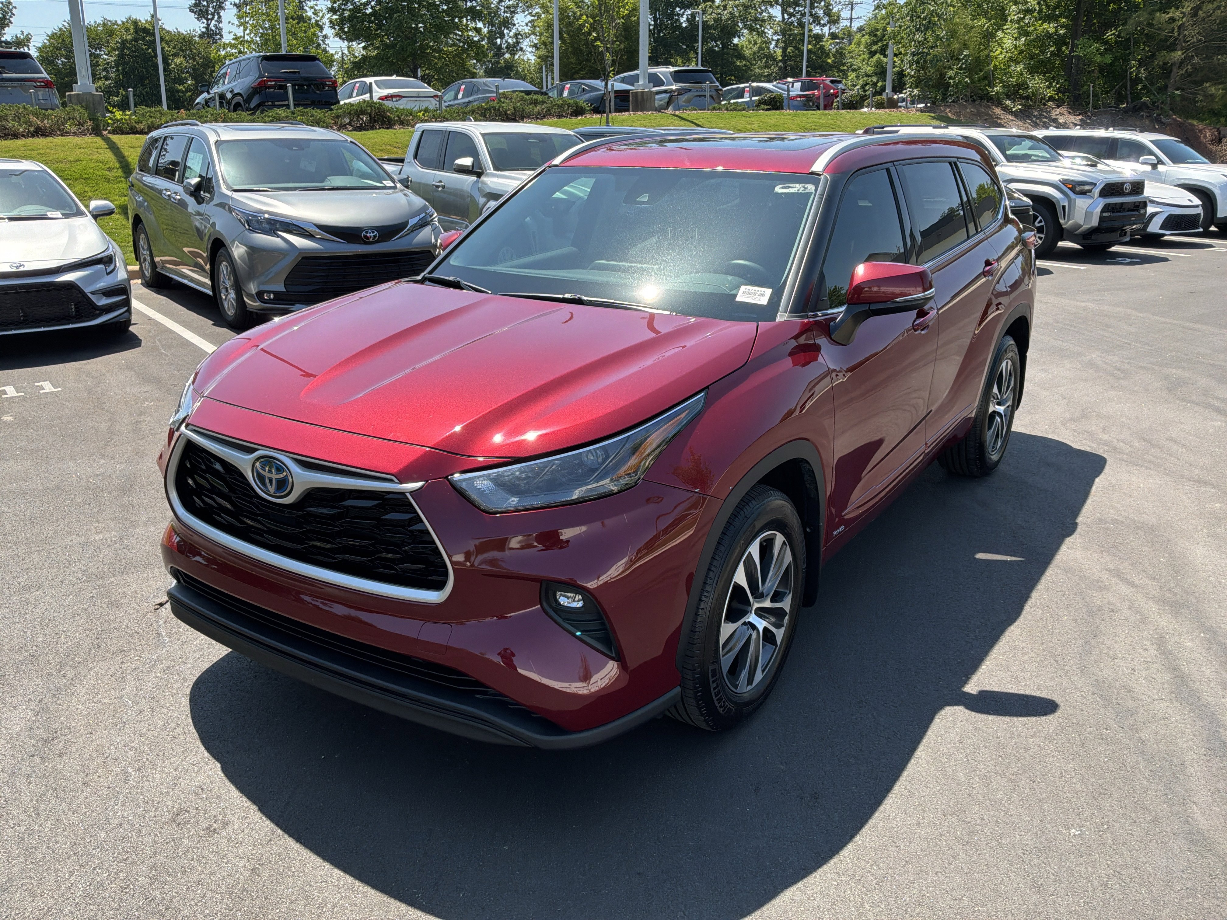 Used 2022 Toyota Highlander XLE AWD/4WD image 5