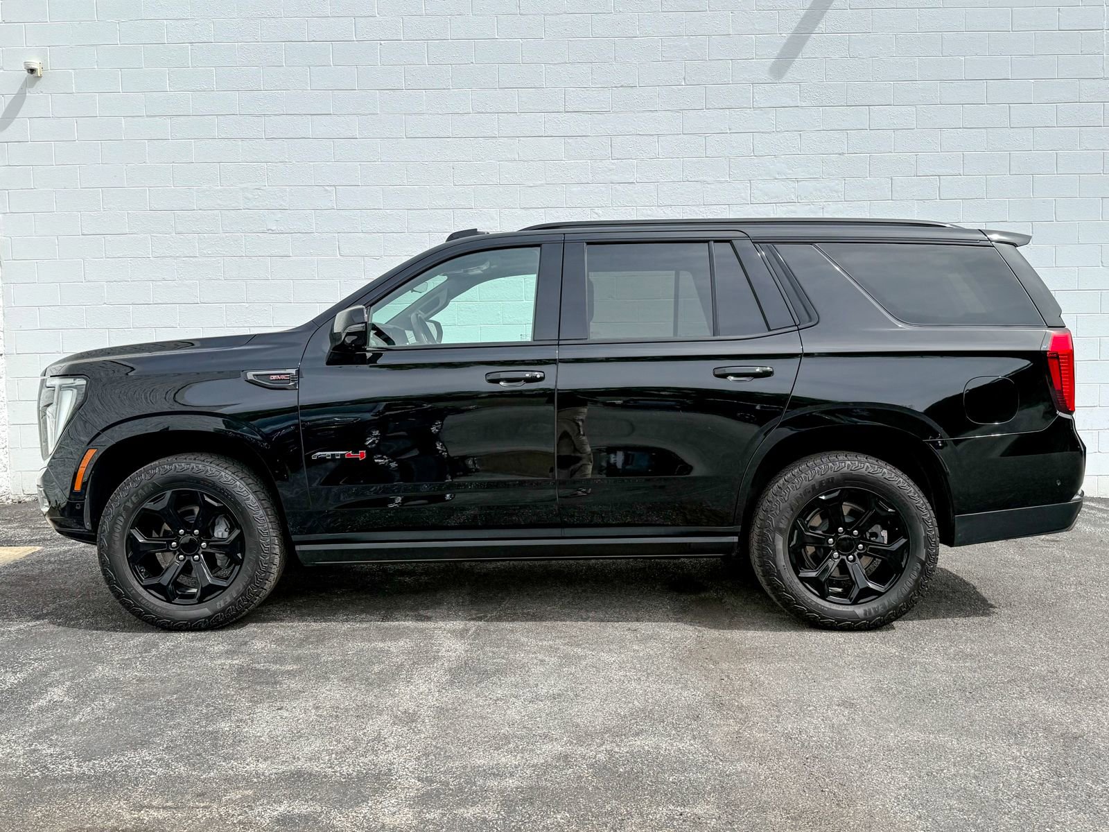 Certified 2025 GMC Yukon AT4 w/ AT4 Premium Package AWD/4WD image 11
