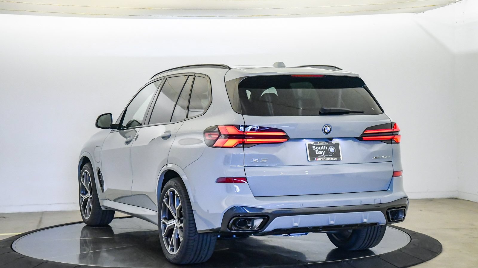 New 2026 BMW X5 xDrive50e w/ M Sport Package AWD/4WD image 2