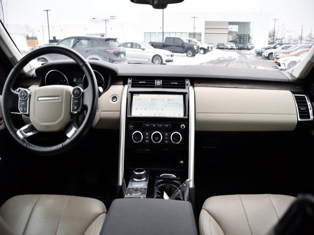 Used 2017 Land Rover Discovery HSE image 18