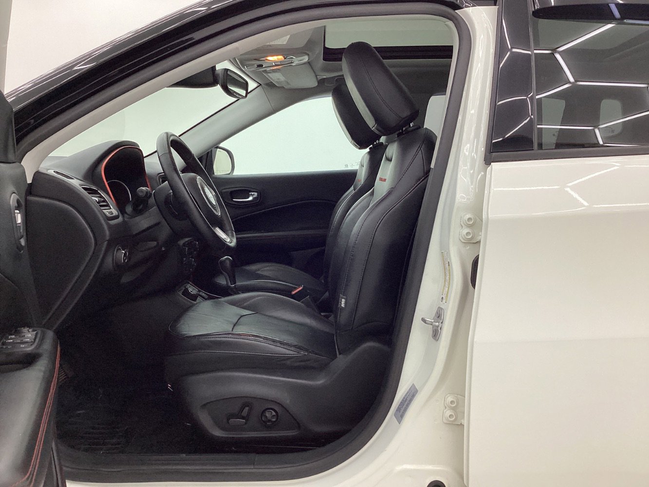 Used 2017 Jeep Compass Trailhawk w/ Leather Interior Group AWD/4WD image 14