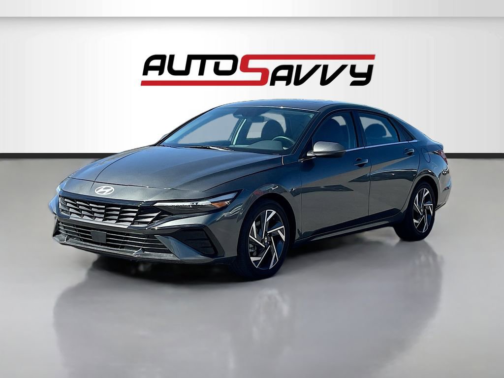 Used 2025 Hyundai Elantra Limited FWD image 3