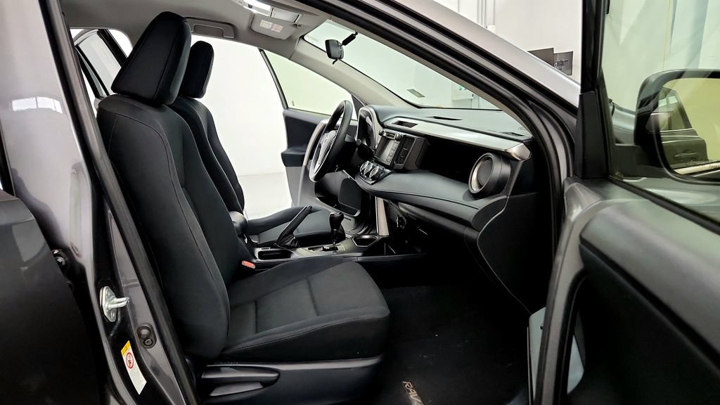 Used 2016 Toyota RAV4 LE AWD/4WD image 17