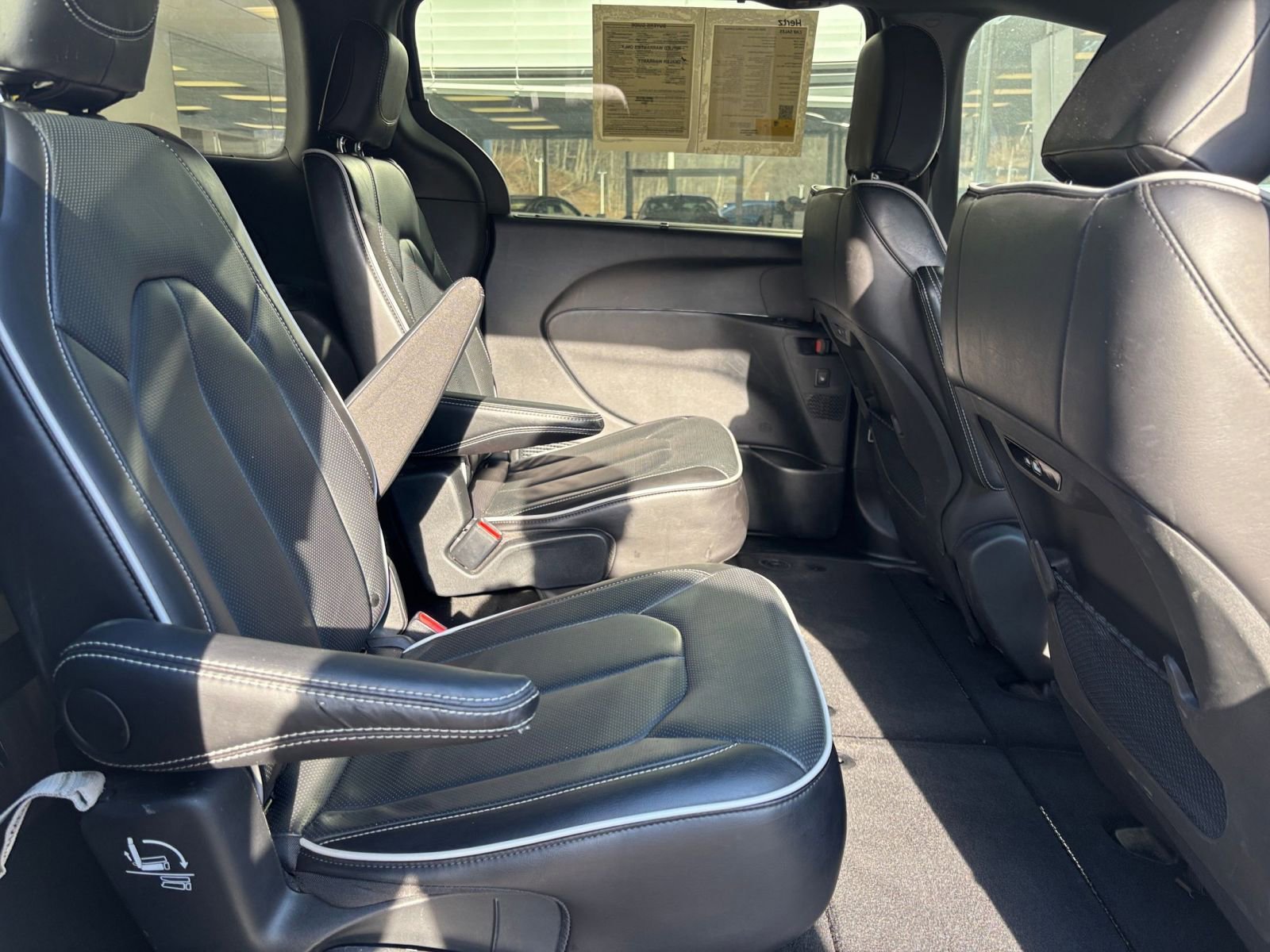 Used 2025 Chrysler Pacifica Limited image 41