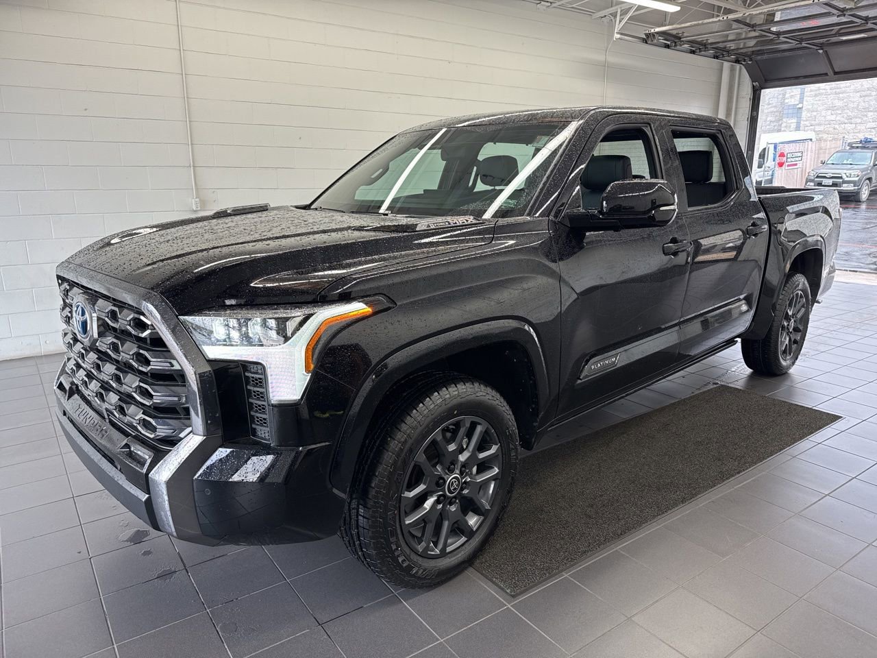 Used 2024 Toyota Tundra Platinum AWD/4WD image 4