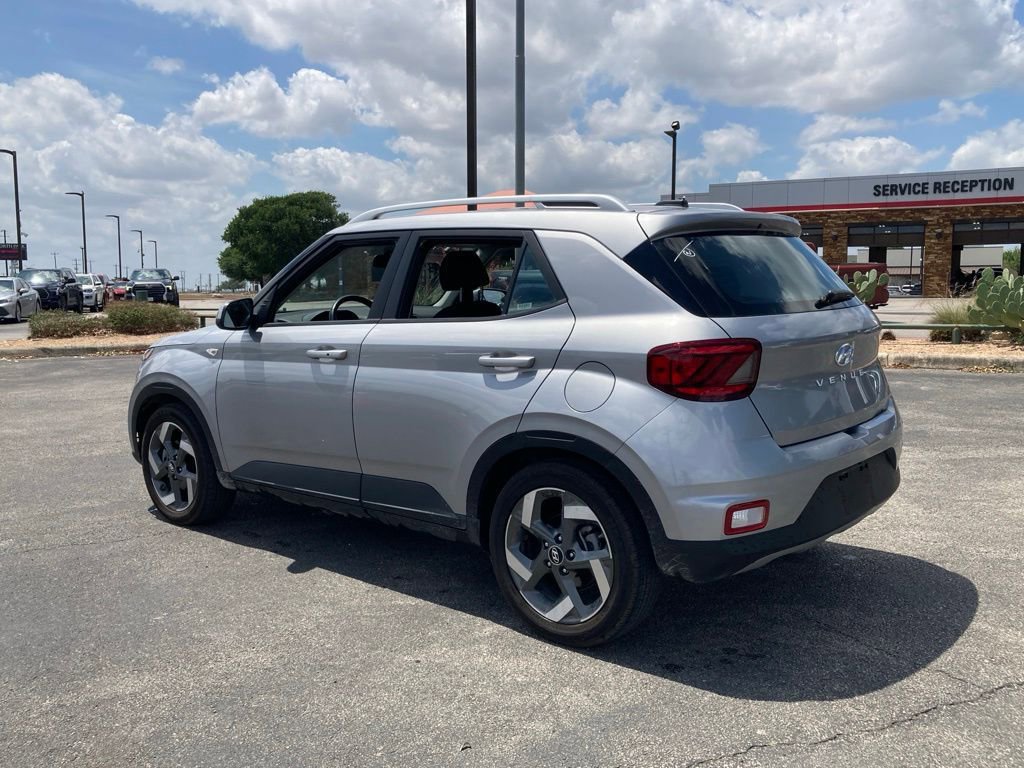 Used 2025 Hyundai Venue SEL FWD image 6