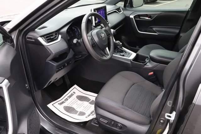 Used 2023 Toyota RAV4 SE image 12
