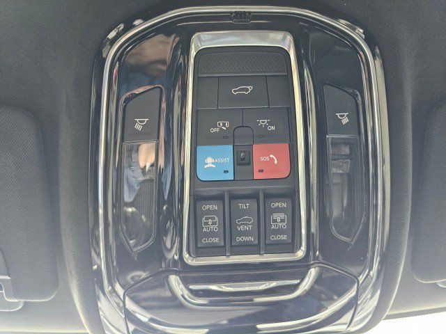 Used 2023 Jeep Grand Cherokee Overland w/ Luxury Tech Group IV AWD/4WD image 39