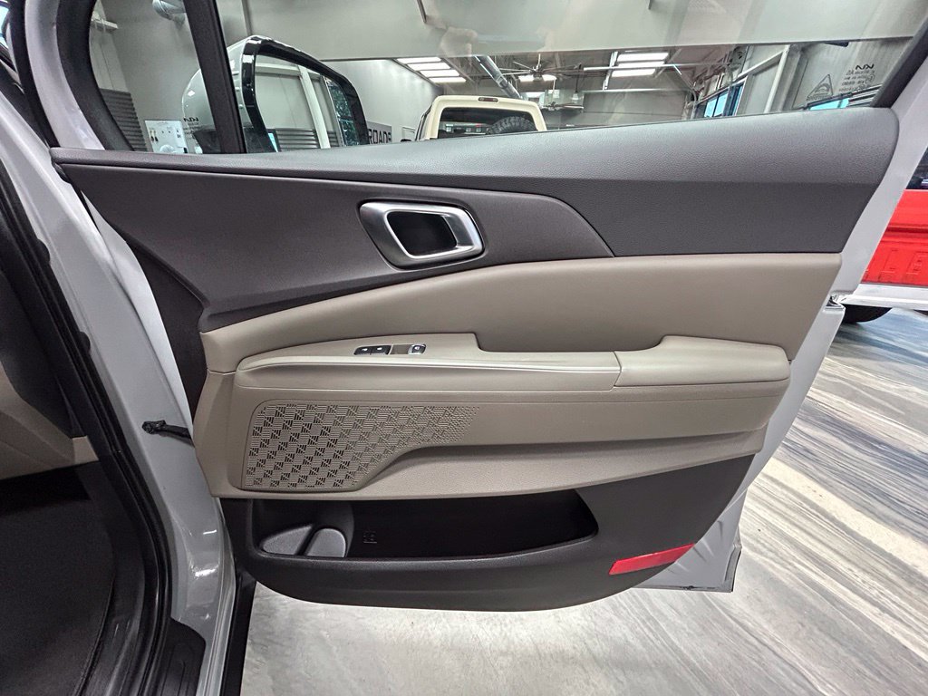 Used 2025 Kia Carnival EX FWD image 42
