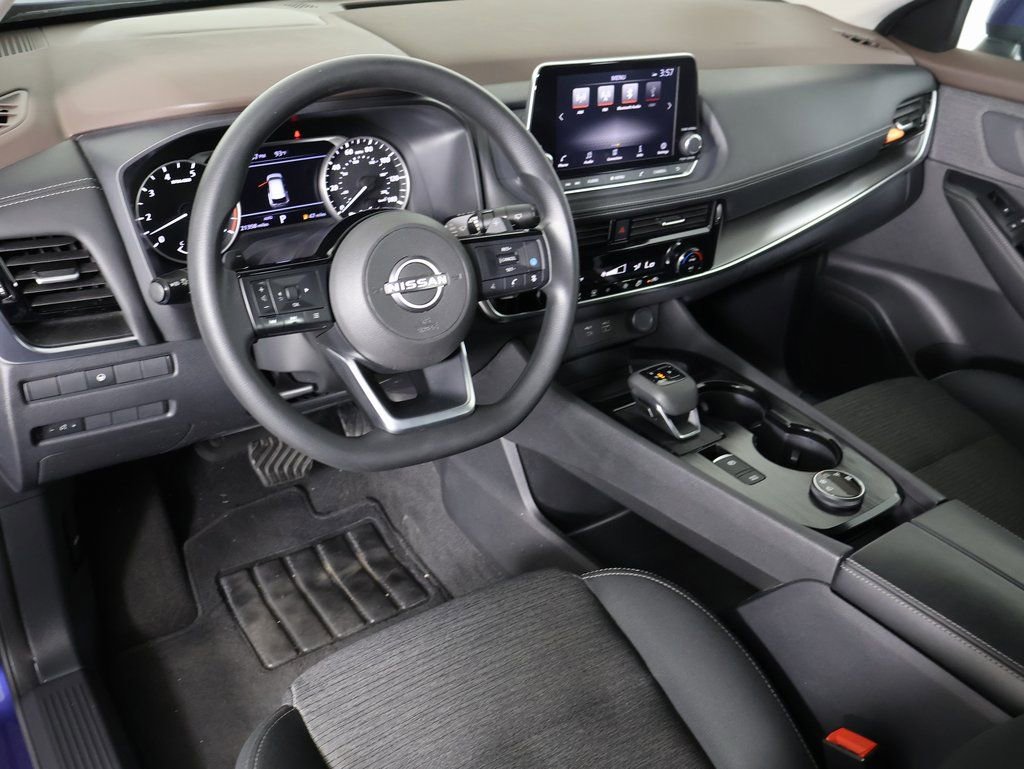 Used 2022 Nissan Rogue SV image 2