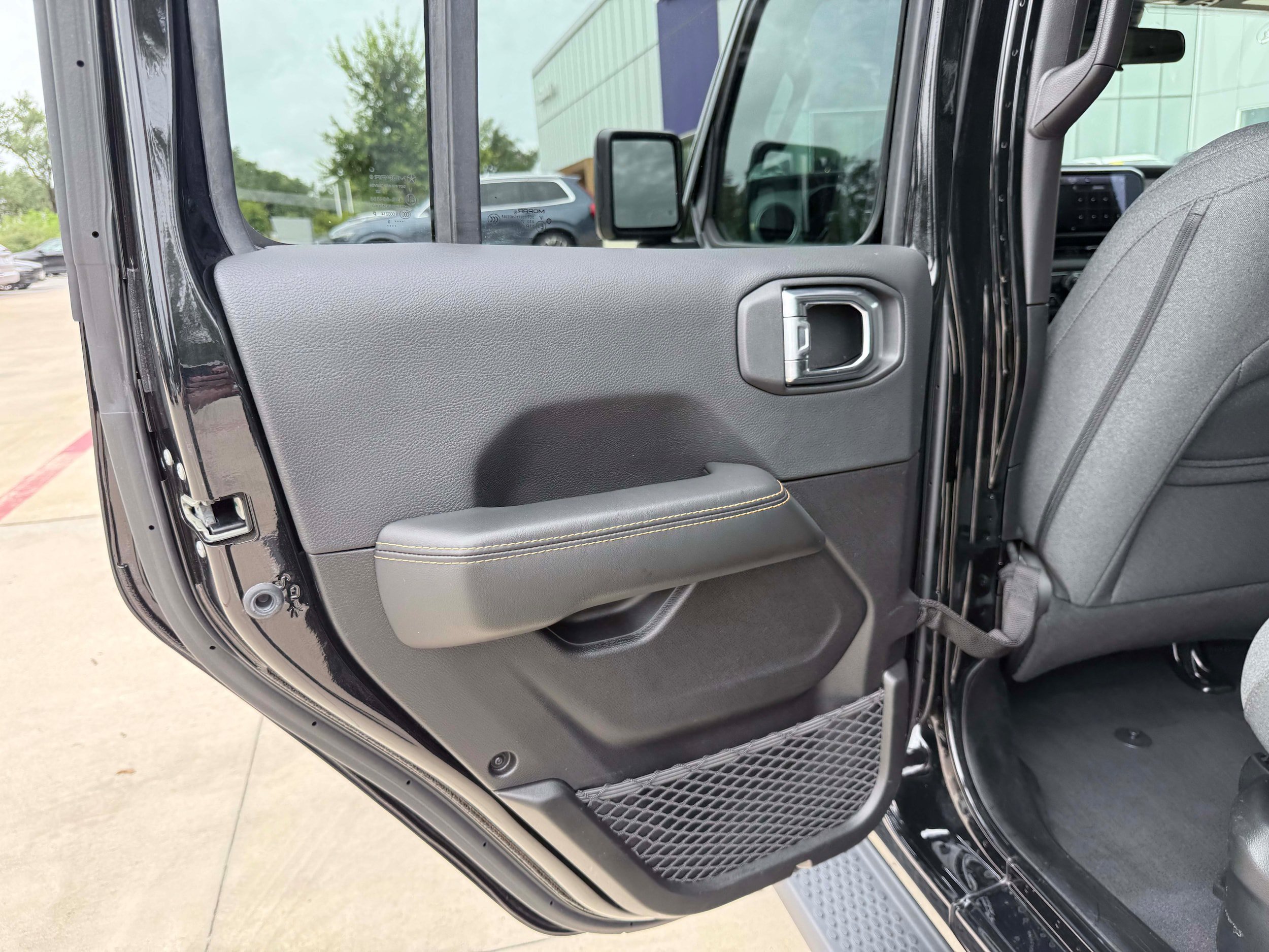 Used 2025 Jeep Wrangler Unlimited Sahara AWD/4WD image 13