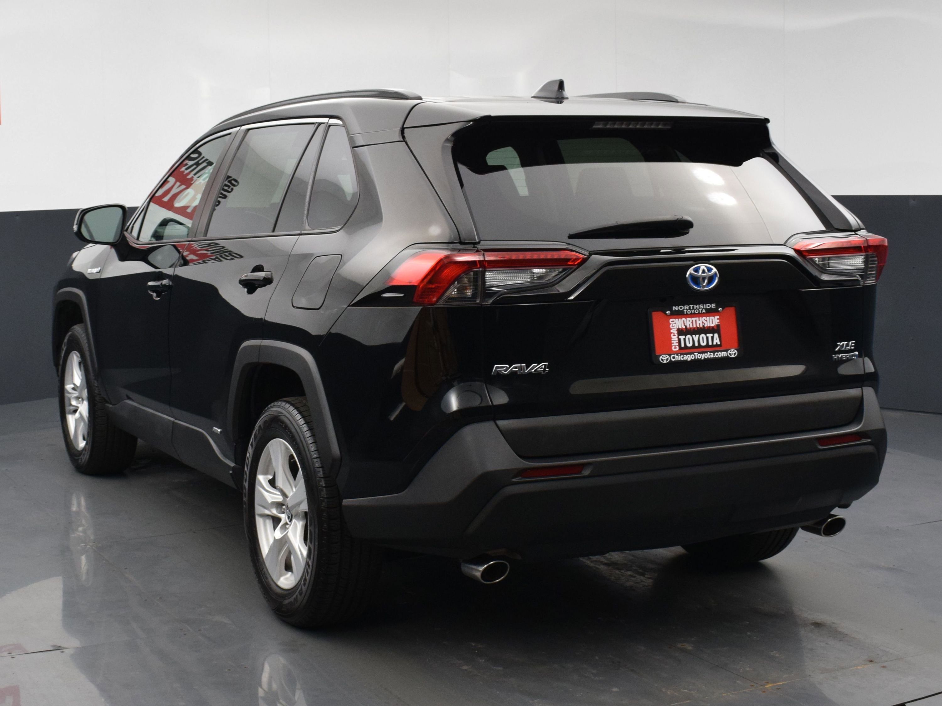Used 2021 Toyota RAV4 XLE w/ Convenience Package AWD/4WD image 3