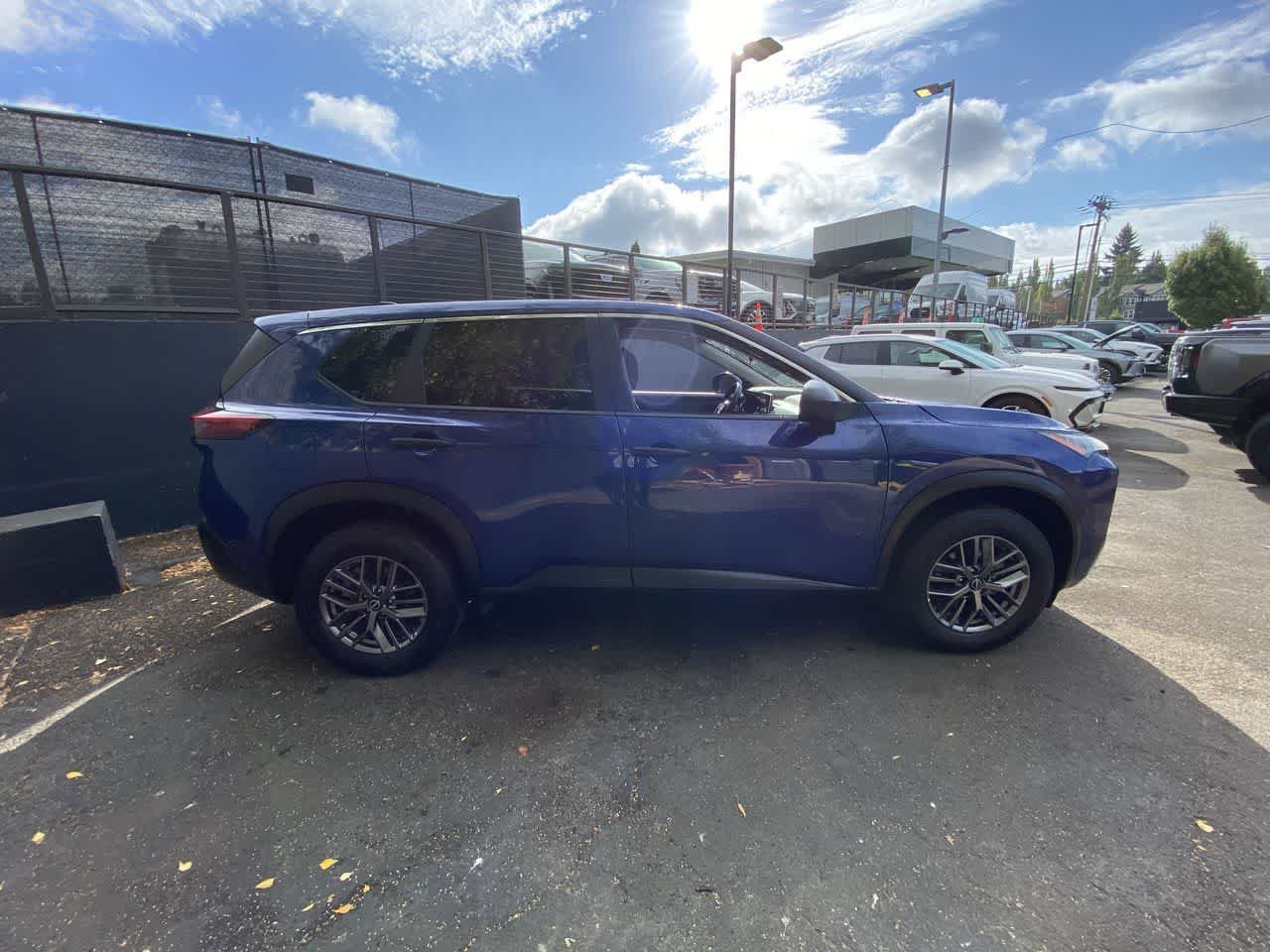 Used 2023 Nissan Rogue S AWD/4WD image 7