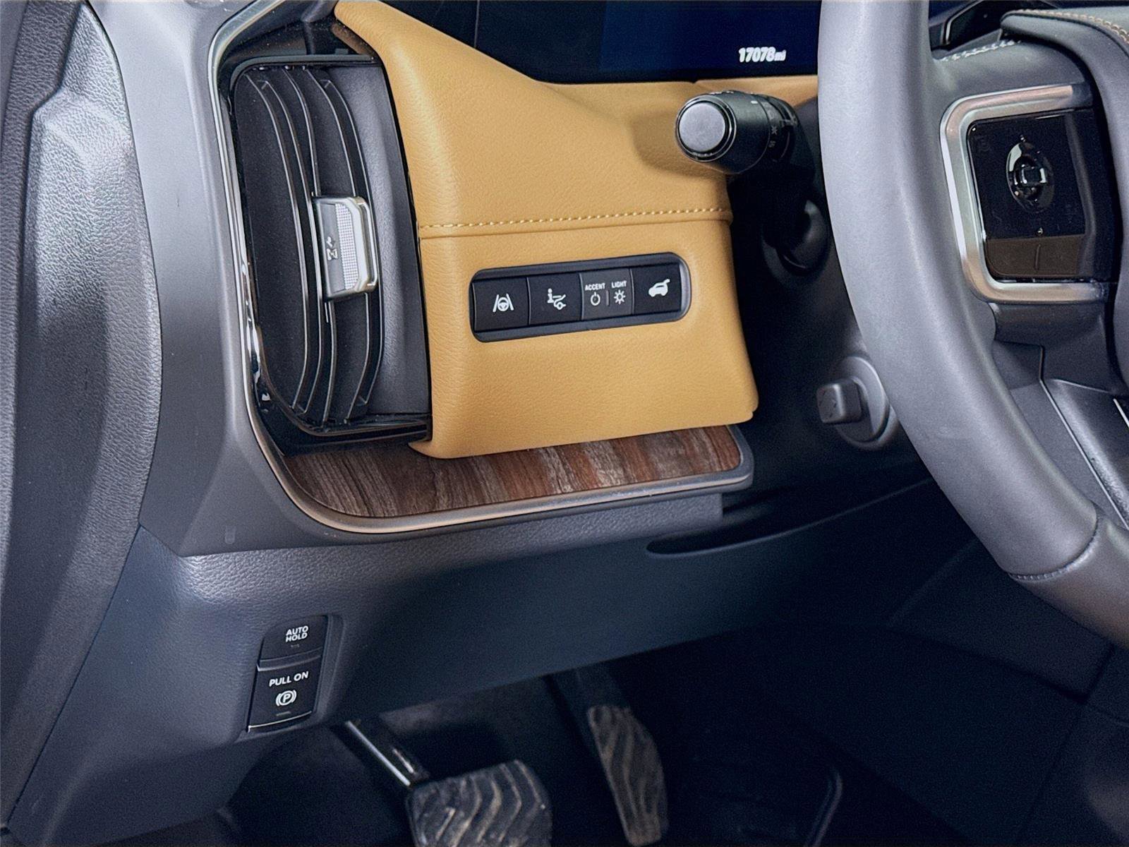 Used 2025 Nissan Armada Platinum Reserve w/ Convenience Package image 4