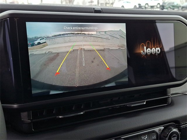 Used 2025 Jeep Wrangler Sahara image 17