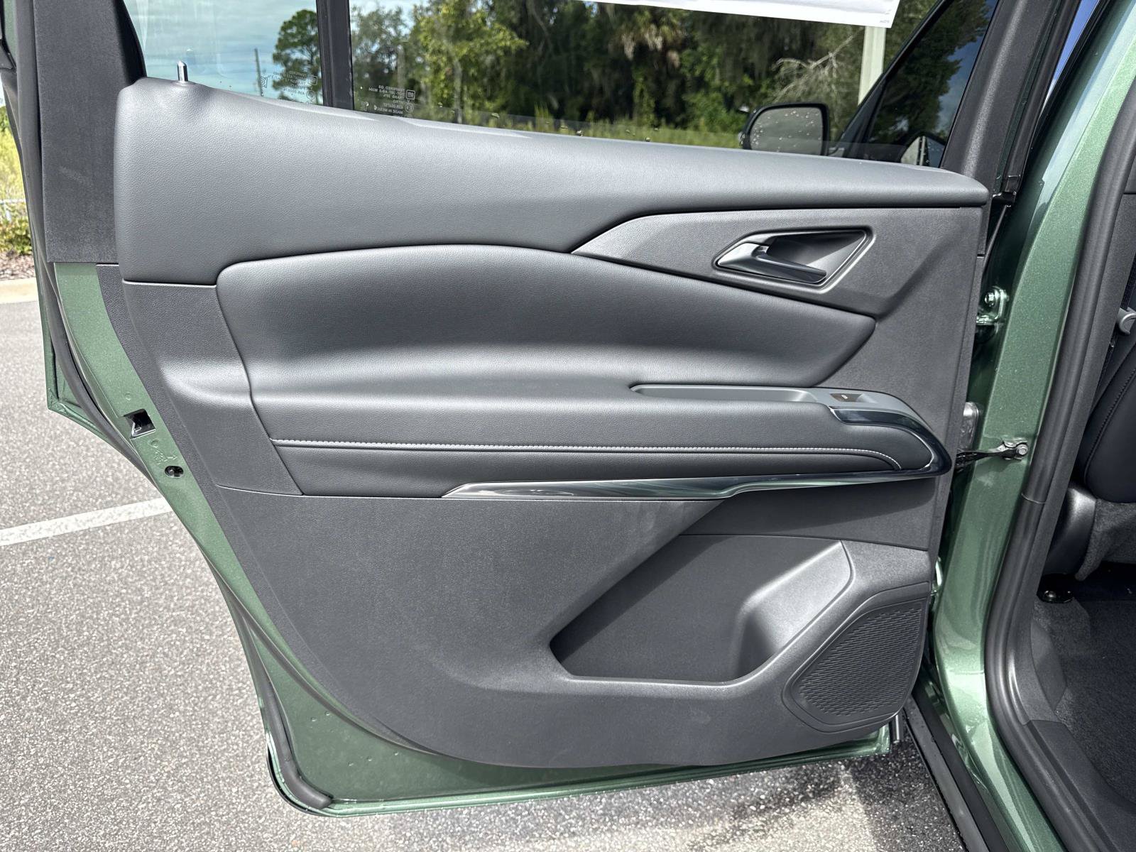 New 2027 Chevrolet Traverse LT w/ Sun and Wheel Package FWD image 9