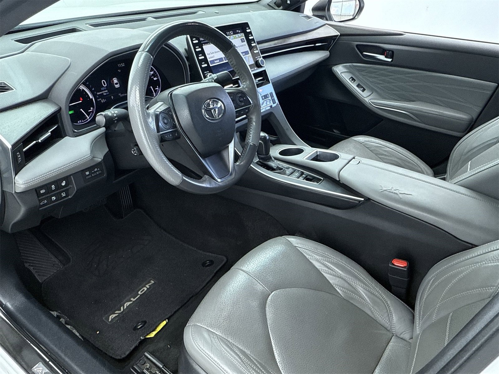 Used 2020 Toyota Avalon Limited image 12