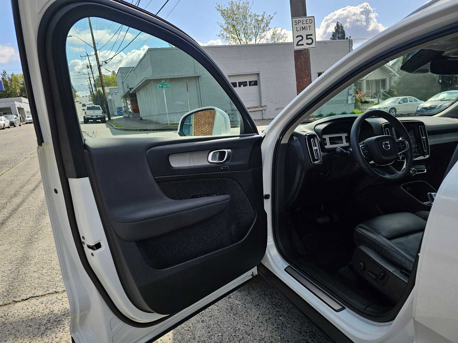 Certified 2023 Volvo XC40 B5 Plus w/ Driver Assist Package AWD/4WD image 20