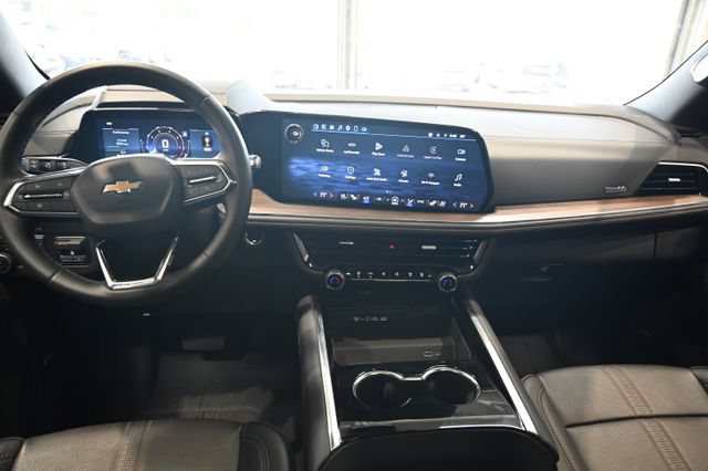Used 2025 Chevrolet Suburban High Country AWD/4WD image 15